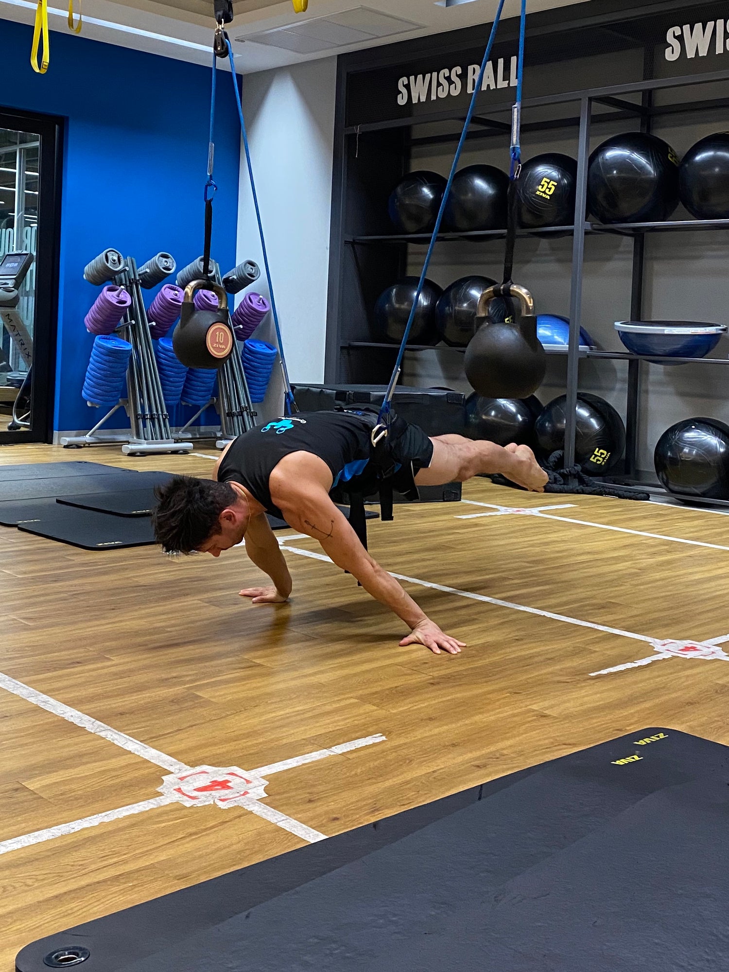 Load video: &lt;p&gt;It is also possible to learn skills directly on the ground in this training mode, fully simulating any calisthenics movement. It may also be used to practice simple exercises like push-ups.&lt;/p&gt;